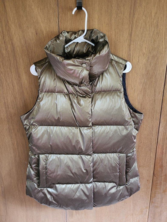 Athleta Jackets & Blazers - Athleta Metallic Gold/Olive Puffer Vest In LARGE